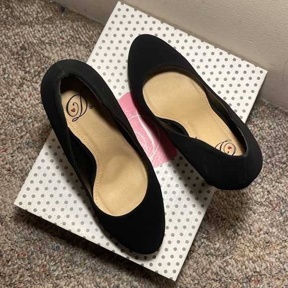 Black closed toe heels - Picture 2 of 5